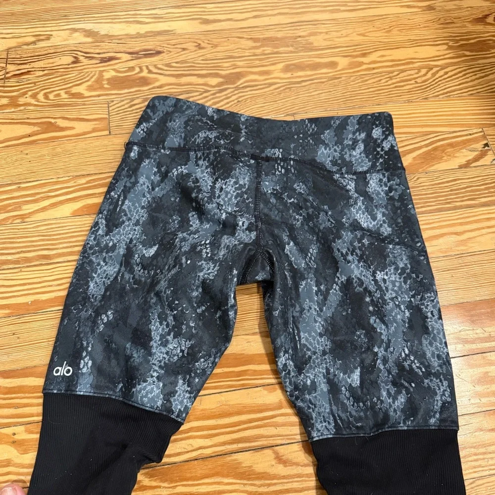 Alo Yoga Goddess Ribbed Leggings in a snakeskin print